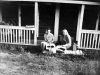 Aitan rappusilla-60  Marja-Leena Lahtinen (o.s. Damskägg, vasemmalla) ja Vuokko Salminen (s. 1942, o.s. Suominen, oikealla) esittelevät koreissa olevaa marjasaalista aitan rapulla istuen